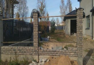 Забор из декоративного кирпича