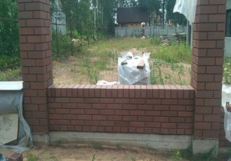 Забор из клинкерного кирпича